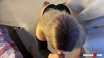 Червенокоса смучене на пишка и шибане нагоре, получаване на сперма върху задника й